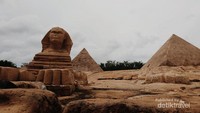 Miniatur Pyramid dan Spinks di dalam Window of the World - Zona Afrika