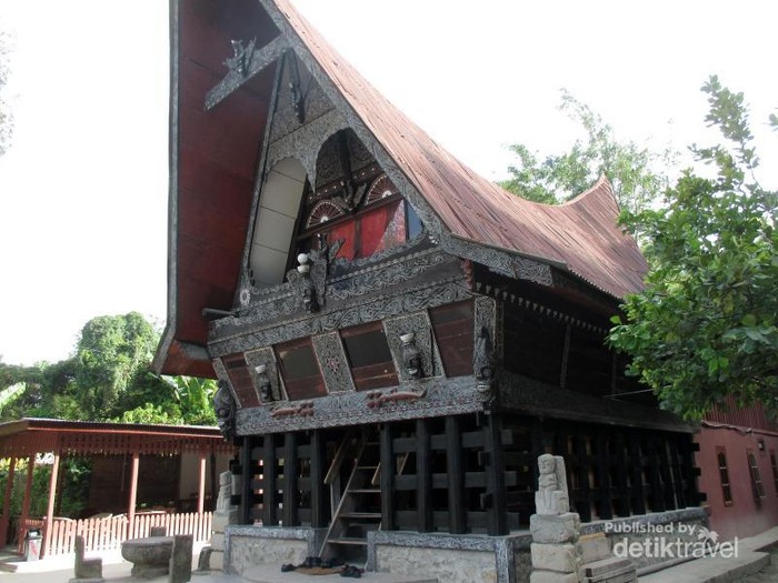 Melihat Rumah Adat Batak Di Museum Batak Tomok