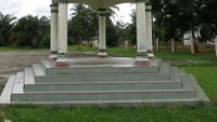 Gazebo kecil di sebelah kiri bangunan