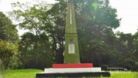 Tugu di rumah Bolon