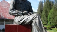 Patung Bung Karno di pelataran depan