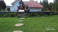 Saya berfoto di depan rumah pengasingan Bung Karno