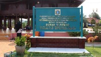 Papan nama yang terdapat di depan lokasi.