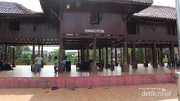Rumah si pitung dengan gaya rumah Bugis terbuat dari kayu.