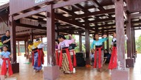 Anak-anak tengah berlatih tarian Betawi.