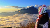 Berfoto dengan samudera awan
