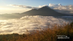 Melihat Samudera Awan dari Puncak Gunung Batur