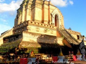 Melihat Sekolah Biksu di Wat Chedi Luang, Thailand