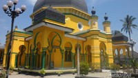 Masjid Raya Al Osmani yang berdiri megah di Jalan Kolonel Yos Sudarso