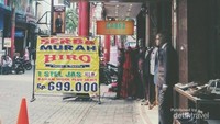 Di Pasar Baru, masih banyak ditemui banner iklan yang lugas seperti ini.