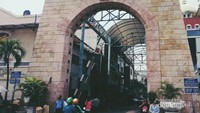 Gerbang Pasar Baru yang masih ditulis dengan ejaan lama