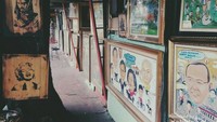 Lukisan dari seniman lokal berjejer  sepanjang jalan dekat Pasar Baru