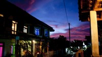 Suasana senja di perkampungan warga sekitar dermaga