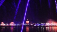 Air mancur juga muncul dari depan bangku penonton di bagian depan