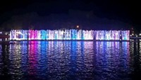 Pancaran laser berwarna warni membuat atraksi ini terlihat megah