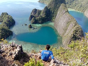 Melihat Teluk Cinta di Surga Timur Indonesia