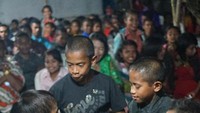 Adek - adek disana gak mau kalah jogetnya di pesta pernikahan temanku di Kupang