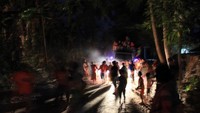 Kedatangan kedua mempelai yang disambut ramai oleh penduduk desa mempelai pria
