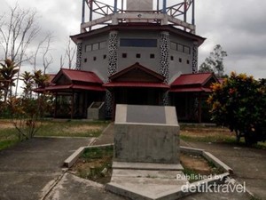 Melihat Tugu Khatulistiwa di Kutai Kartanegara