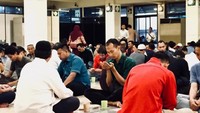 Khusyuknya berdoa sambil menunggu waktu berbuka