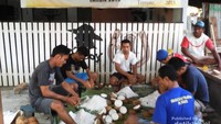 Kukurang kelapa atau mengupas kelapa.