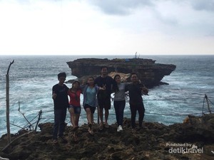 Memacu Adrenalin di Atas Gondola Pantai Timang