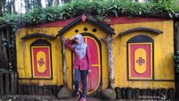 Di depan rumah kurcaci