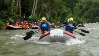 Pengarung jeram asal Kazakshtan Sungai Alas (dok. Ramadhian Fadillah/detikFoto)