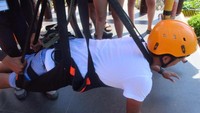 Salah satu peserta bersiap melakukan zipline dengan gaya Superman