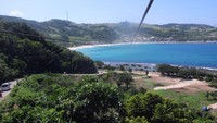 Kita bisa menikmati pemandangan indah di atas pantai selama melakukan zipline