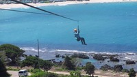 Menguji adrenalin dengan zipline terpanjang di atas air di dunia