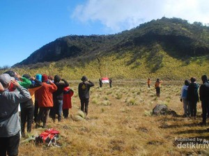Memaknai Hari Kemerdekaan Lewat Upacara di Gunung Lawu