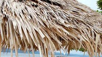 Pondok-pondok tepi pantai yang disediakan untuk pengunjung (dok. Dadang Lesmana/dTraveler)