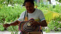 Wanita perajin topi pandan, topi khas Kampung Arborek (dok. Dadang Lesmana/dTraveler)