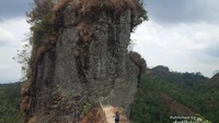 Sebuah batu yang sangat besar