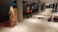 Karena keterbatasan tempat, bagi yang ingin sholat bisa dilakukan di lorong.