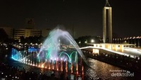 Jika tidak ingin kameranya terciprat air, memotretlah dari tribun penonton.