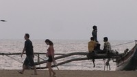 Sepasang wisatawan berjalan di desa nelayan di Negombo (Foto: Fitraya/detikTravel)