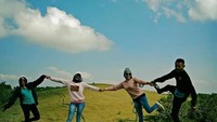 Ajak teman-temanku ke sini.