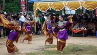 Tarian yang di bawakan oleh gadis-gadis tempilang