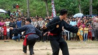para pesilat menunjukan kebolehannya