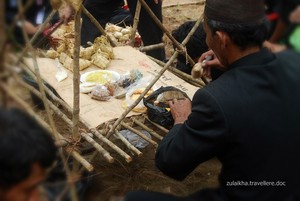 Memberi Makan Makhluk Halus & Perang Ketupat