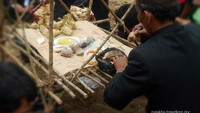 Sang Dukun membaca Mantra