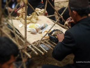Memberi Makan Makhluk Halus & Perang Ketupat