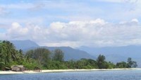 BIrunya laut Teluk Cendrawasih berpadu dengan putihnya pasir pantai (Sumber: info.indotoplist.com)