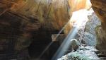 Membidik Ray of Light di Gua Suci, Tuban