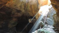 Ray of Light di pintu gua