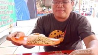 Sego megono, makanan super sederhana dari semacam urap nangka muda mentah. Rasanya enak sekali, dan harganya murah! Hampir di setiap sudut kota makanan seperti ini tersedia