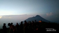 Pendaki menunggu sunrise
