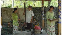 Proses penumbukan padi (www.baliclassiccenter.com)